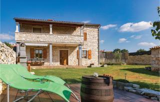 2 Bedroom Stunning Apartment In Fazana - 0