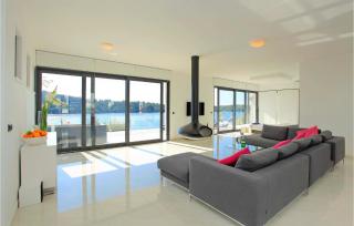 Six-Bedroom Holiday Home In Karbuni - 8
