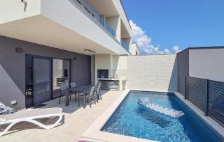 Stunning Home In Liznjan - 2