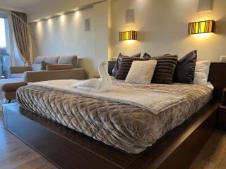 Sky-High Sauna Penthouse Retreat with City Views - 7