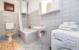 2 Bedroom Beautiful Apartment In Senj - Senj - 4