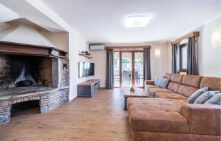 Gorgeous Home In Roc With Wifi - Roč - 7