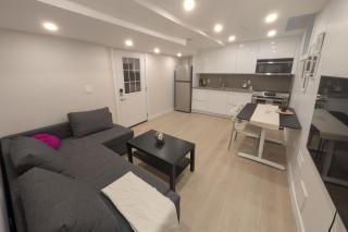 Elegant & Stylish Apartments with Private Entrance & Parking - Richmond Hill - 0