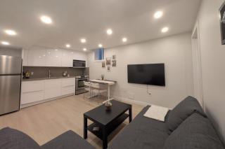 Elegant & Stylish Apartments with Private Entrance & Parking - Richmond Hill - 8
