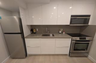 Elegant & Stylish Apartments with Private Entrance & Parking - Richmond Hill - 4