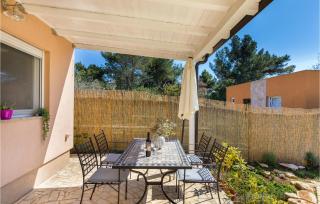 Awesome Home In Peroj With Jacuzzi - Peroj - 2