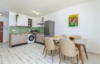 Awesome Home In Peroj With Jacuzzi - Peroj - 3