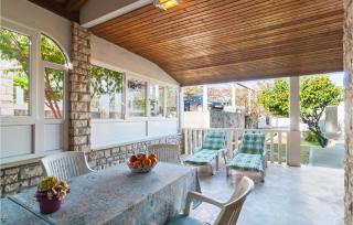 Lovely Apartment In Splitska - 3