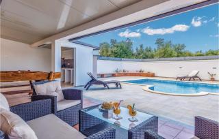 3 Bedroom Amazing Home In Sikici - Škatari - 9