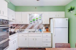 Nature Themed 2 BR Elmwood Park Condo - Elmwood Park - 7