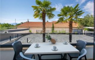 2 Bedroom Lovely Apartment In Malinska - Malinska - 8
