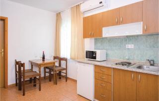 Awesome Apartment In Okrug Gornji - 3