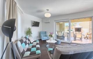 Awesome Home In Naselje Muzini - Tomišići - 5