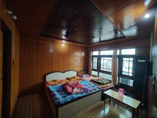 Hotel Sharjah Kashmir - Srinagar - 0