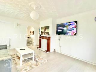 Bright 3-Bedroom House, Driveway and Garden - 4