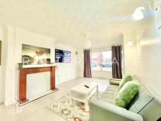 Bright 3-Bedroom House, Driveway and Garden - Tilbury - 5