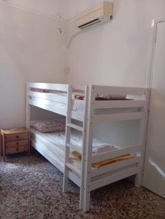 White Bunk Bed in dorm 5' from metro - Atenas - 0
