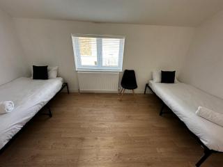 Spacious 6-Bed Home With 4 Parking Spaces - Oxford - 1