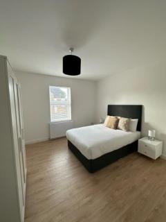 Spacious 6-Bed Home With 4 Parking Spaces - Oxford - 2