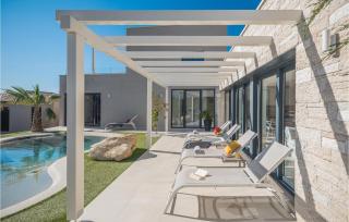Gorgeous Home In Kastelir With Jacuzzi - 3