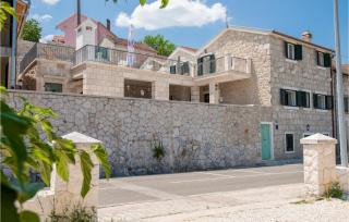 Three-Bedroom Holiday Home In Zmijavci - Zmijavci - 2