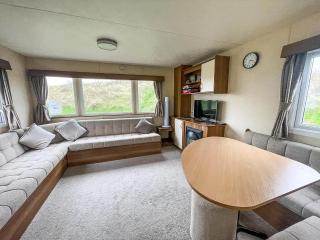 Lovely 8 Berth Caravan For Hire In Essex At Naze Marine Park Ref 17181P - Walton-on-the-Naze - 3