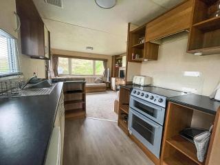 Lovely 8 Berth Caravan For Hire In Essex At Naze Marine Park Ref 17181P - Walton-on-the-Naze - 1