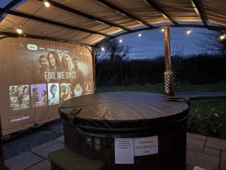 Dog Friendly Glamping Pods with Hot Tubs - Dwyran - 4