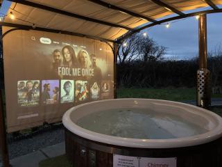 Dog Friendly Glamping Pods with Hot Tubs - Dwyran - 0