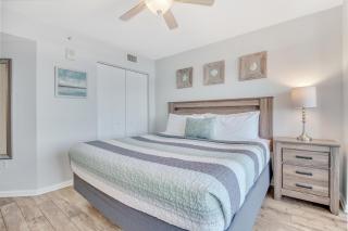 Oceanfront Work From Here Central Location! 1157 - 3