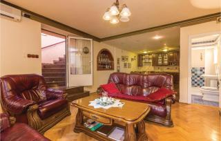 Three-Bedroom Holiday Home In Praputnjak - 1