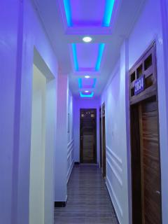 Valley Breeze Hotel - 8