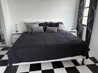 Large Studio Apartment Best Location in South Beach! - Miami Beach - 2
