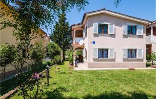 Four-Bedroom Holiday Home In Privlaka - Privlaka - 4