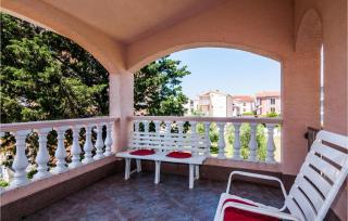 Four-Bedroom Holiday Home In Privlaka - Privlaka - 1