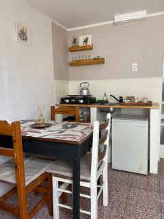 Depto interno semicéntrico en Tandil con amplio patio verde y parrilla! - 4