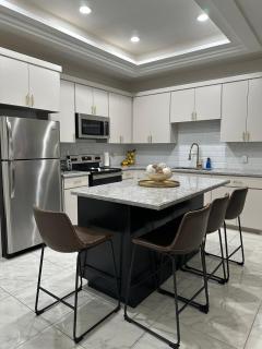 Carroll Estates 3 Bedroom Apartment Retreat - 8