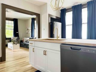House of Color EVV Stylish Apartments - Evansville - 6