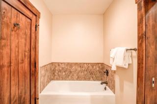 Crystal Peak 2 Bedroom Condo At Peak 7 - 9