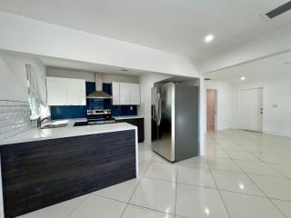 Beautiful, fully furnished 4bed 2bath house - 5 minute walk to Miracle Mile Downtown Coral Gables - Miami - 6