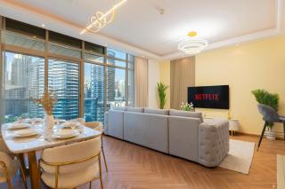 Luxury 3BR with Stunning Full Marina View in Dubai - 3