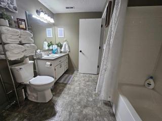 Centrally Located 1500 SqFt Private Guest Suite with Hot Tub - Meridian - 3