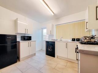 Spacious 3 Bedroom Home - Near Nec, Birmingham Airport & Solihull - 6