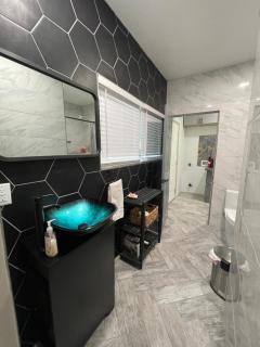 Two bedroom midtown beauty - 2