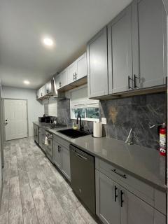 Two bedroom midtown beauty - 7