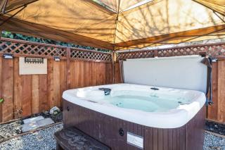 Cozy Home with Hot Tub - Family-Friendly Yard home - Livermore - 6