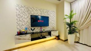 Luxus Gold Villa DHA Near Airport & Raya - 7