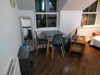 Cosy flat in central Wellington - 8
