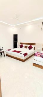 GR Hotel Mateshwari Palace Ayodhya - Hotel-At-Prime-Location Spacious-Room - Ayodhya - 5