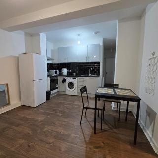 Professionals, Corporates, Travellers, all amenities, toiletries, FREE PARKING, Flat 3 - Colindale - 1